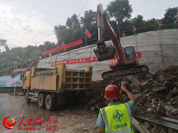 人民网报道；“路抢通啦，我们果农高兴惨了！”                                                                                                                                                                                             